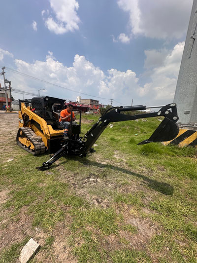 mano de chango para bobcat con operador